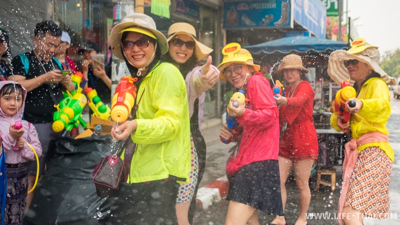 Китайские туристы празднуют Сонгкран
