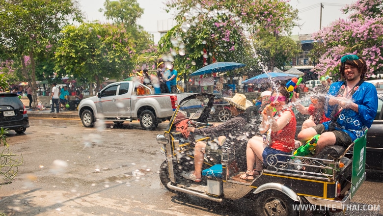 Туристы стреляют из водной пушки на Сонгкран