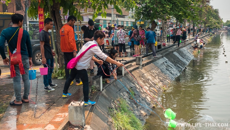 Особенность Сонгкрана в Чиангмае - обливание водой из речки