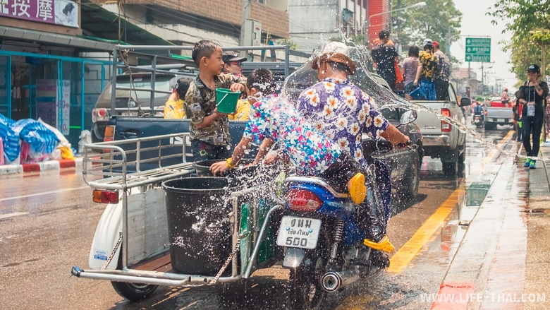 Людей на мотоцикле окатили водой из ведра, Сонгкран, Таиланд