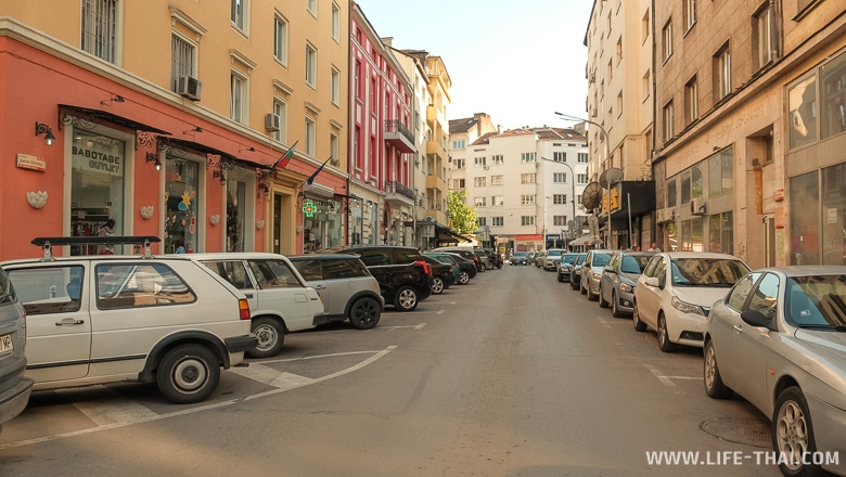 Бесплатная парковка в Софии - белая обычная разметка