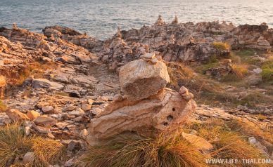 Достопримечательности ко Самеда: Балансирующие камни на самом южном мысе острова