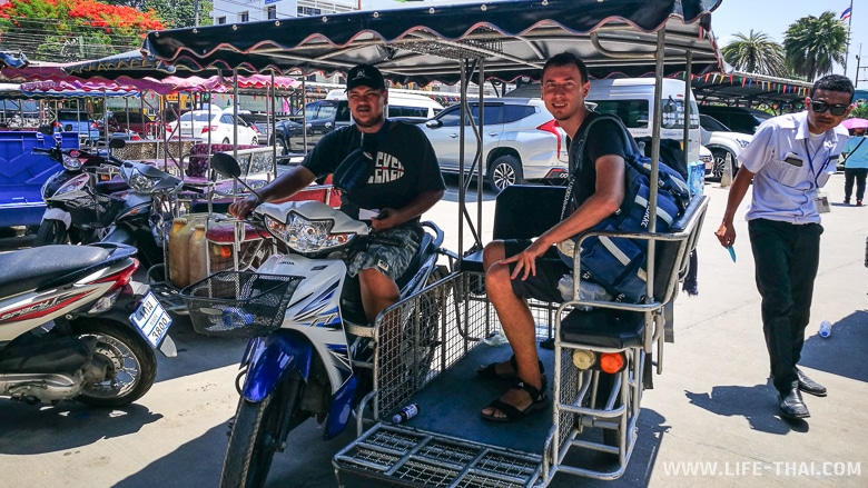 Байк с коляской, на котором туристов отвозят к спидбоату на пирсе Бан Пхе