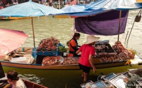 Еда на плавучем рынке в Ампхаве