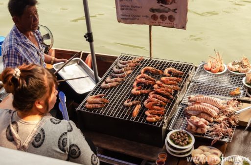 Еда на плавучем рынке в Ампхаве