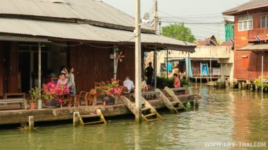Популярный плавучий рынок Ампхава около Бангкока
