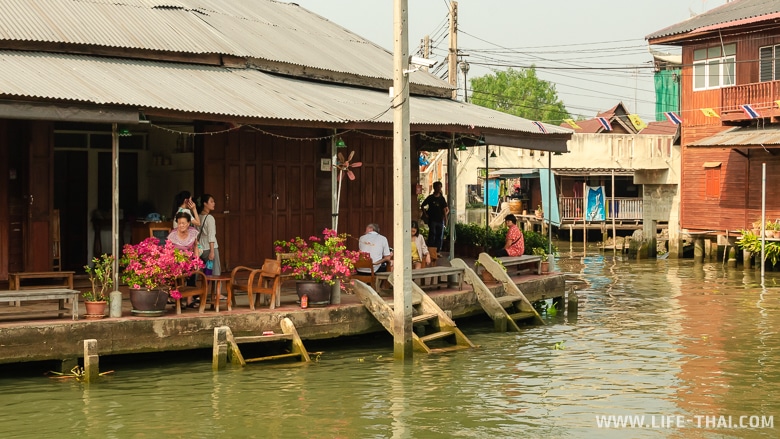 Популярный плавучий рынок Ампхава около Бангкока