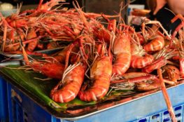 Огромные креветки Что попробовать на плавучем рынке в Ампхаве