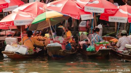 Лодки на рынке Ампхава Рынок на реке в Ампхаве