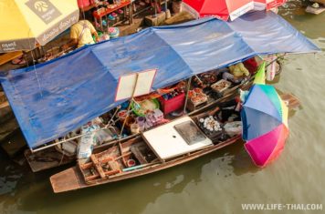 Лодка с синей крышей в реке Меклонг Плавучий рынок Ампхава. Достопримечательности