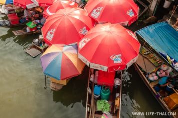 Лодки под красными зонтами на рынке Ампхава Рынок на реке в Ампхаве
