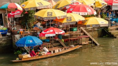 Желтые, синие и красные зонты Плавучий рынок Ампхава. Достопримечательности