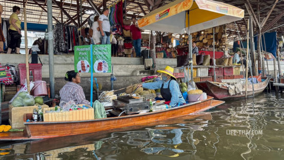 Лодка с едой на рынке на воде Дамноен Садуак в Бангкоке