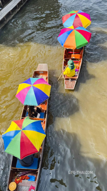 Лодки с цветными зонтиками на плавучем рынке Дамноен Садуак, Бангкок, Таиланд