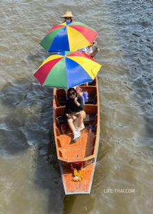 Лодка с цветными зонтиками на плавучем рынке Дамноен Садуак, Бангкок, Таиланд
