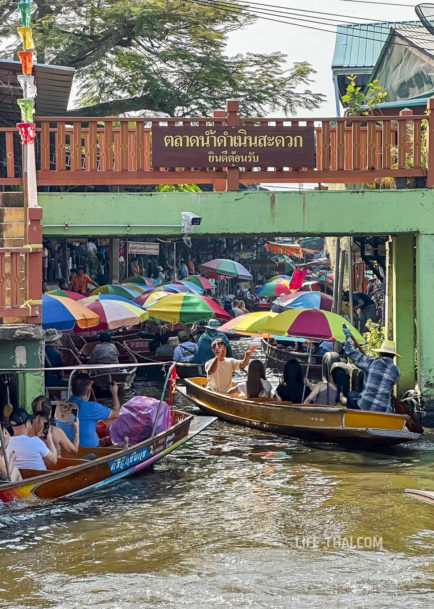 Лодочные пробки на рынке Дамноен Садуак в Бангкоке
