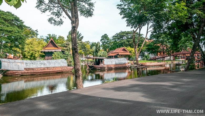 Тайские грузовые баржи, парк Ancient City, Бангкок
