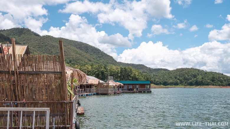 Один из плавучих домов на озере Mae Ngat