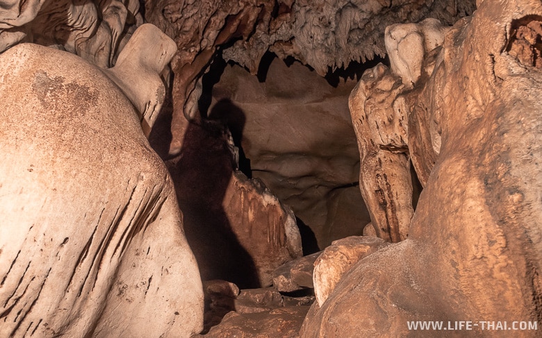 Сталактиты и сталагмиты в пещере Тхам Чианг Дао