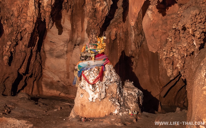 Священные сталагмиты в пещере Чианг Дао