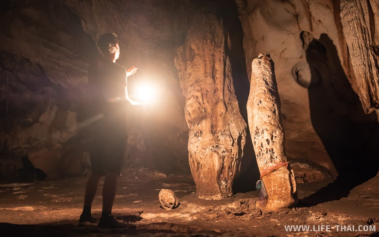 Священные сталагмиты в пещере Чианг Дао