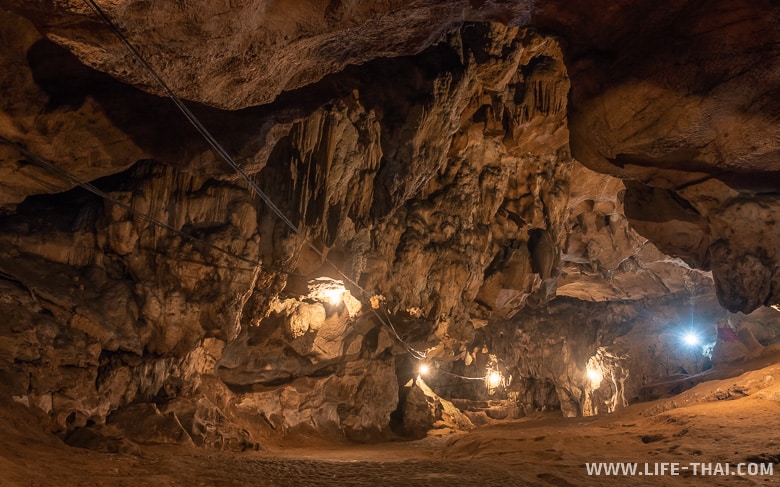 Зал пещеры Tham Chiang Dao