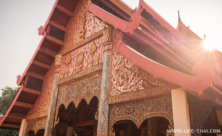 Молитвенный зал в храме wat Phra That Lampang Luang