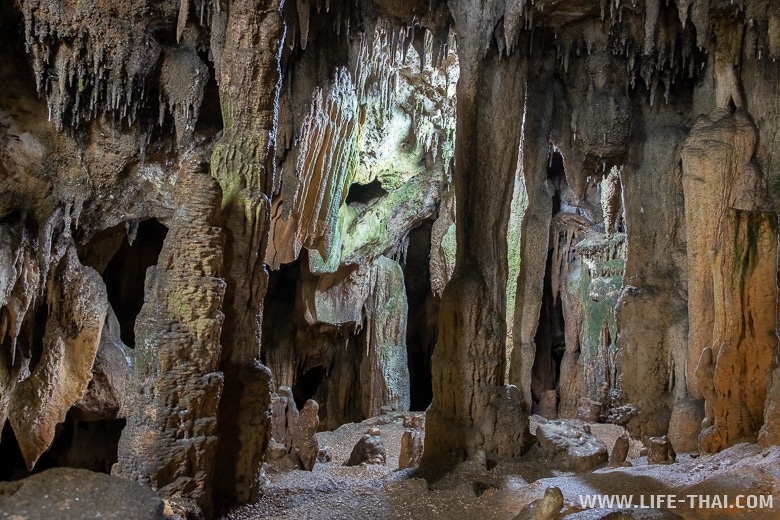 Зала в пещере Tham Le Khao Kob cave, Транг