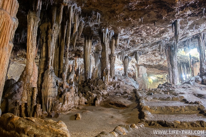 Пещера с рекой в Таиланде