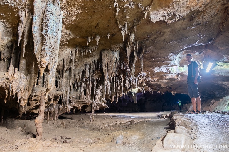 Сталактиты в пещере в Таиланде