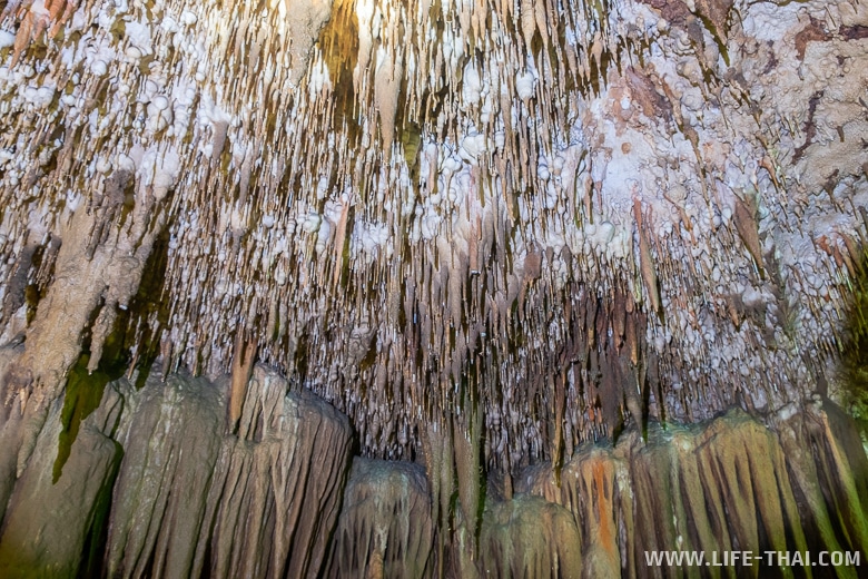 Сталактиты в пещере Tham Le Khao Kob cave, Транг