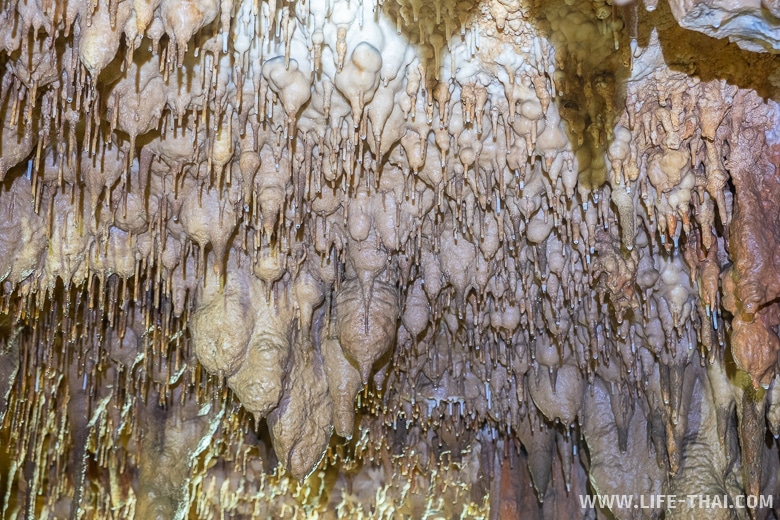 Сталактиты в пещере Tham Le Khao Kob cave, Транг
