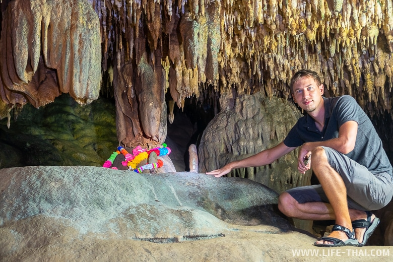 Пещера глотка дракона в Таиланде