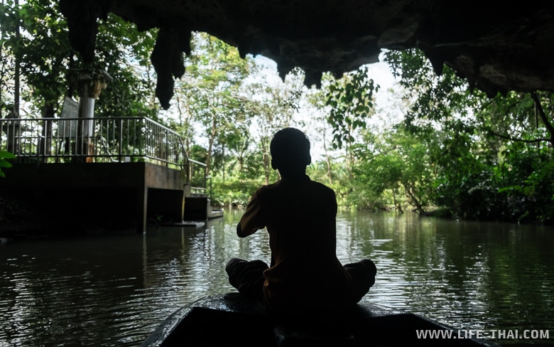 Поездка в пещеру Tham Le Khao Kob в Таиланде
