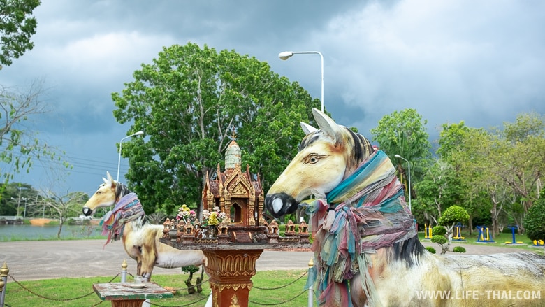 Статуи лошадей в Транге