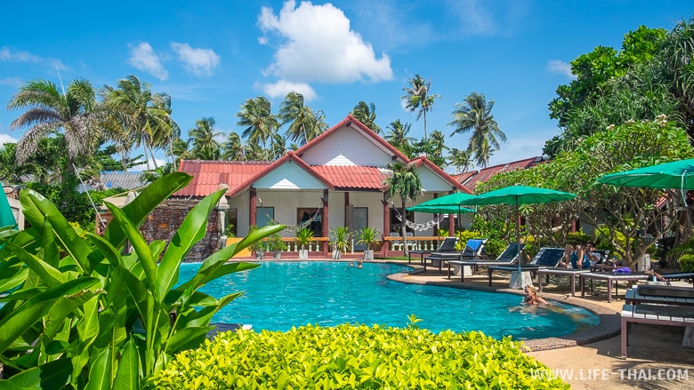 Бассейн в отеле Blue Andaman Resort на острове Ланта