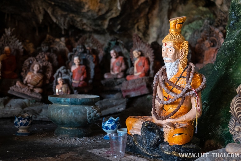 Статуэтки монахов в пещере Khao Pina в Транге
