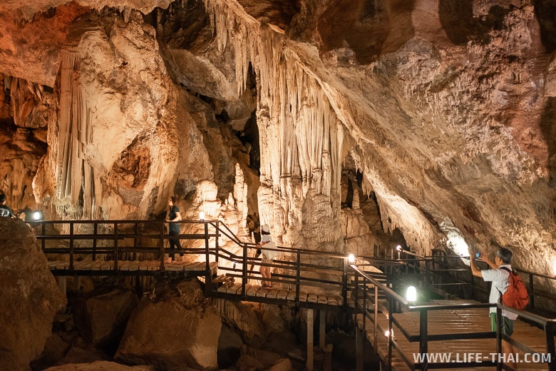 Пещера Tham Pranangnai на полуострове Рейли в Краби