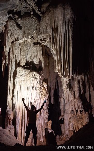 Пещера со сталактитами в Таиланде