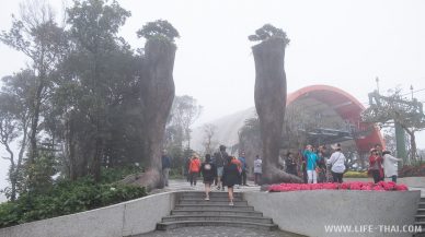 Огромная статуя ног в Бана Хиллс