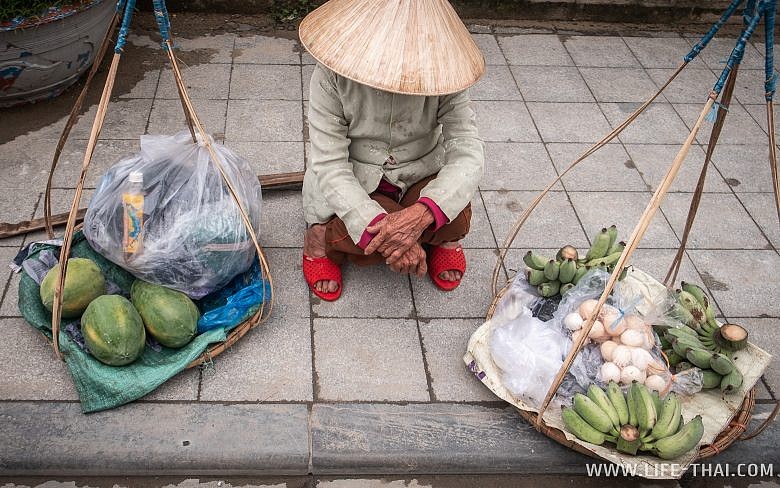 Вьетнамка продаёт овощи на улице в Хюэ
