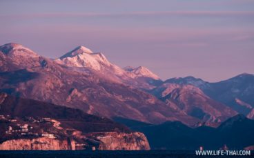 Закат на пляже Плоче (Ploce) в Черногории зимой