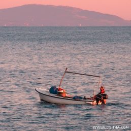 Рыбак в лодке на закате, Черногория