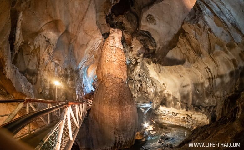 Гигантская колонна в пещере Gua Tempurung, Малайзия