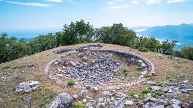 Разрушенные австрийские форты на вершине Св. Ильи, Врмац, Черногория