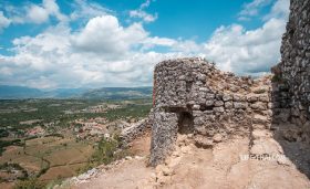 Крепость Медун в Черногории - одна из достопримечательностей рядом с Подгорицей