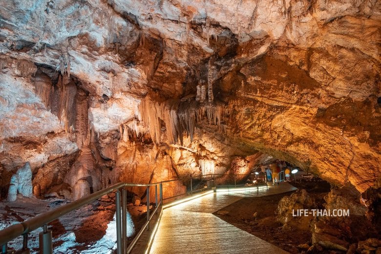 Липская пещера в Черногории на фото