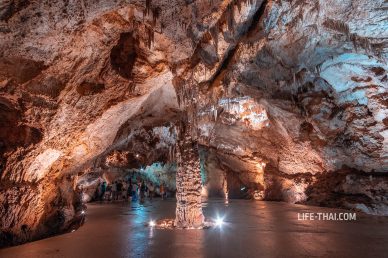 Сталагмиты в Lipa cave в Черногории