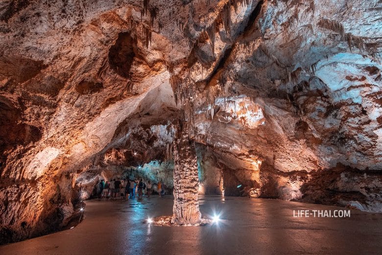 Сталагмиты в Lipa cave в Черногории