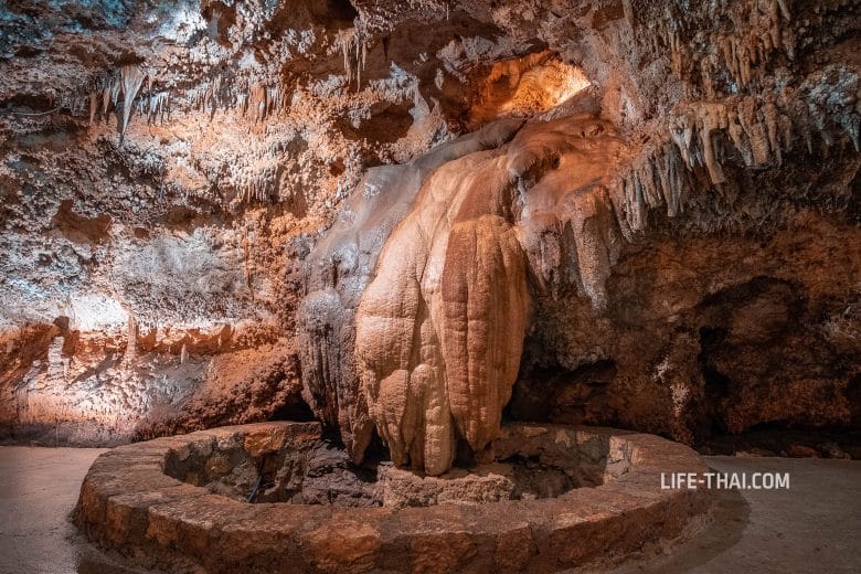 Сталактиты в Lipa cave в Черногории
